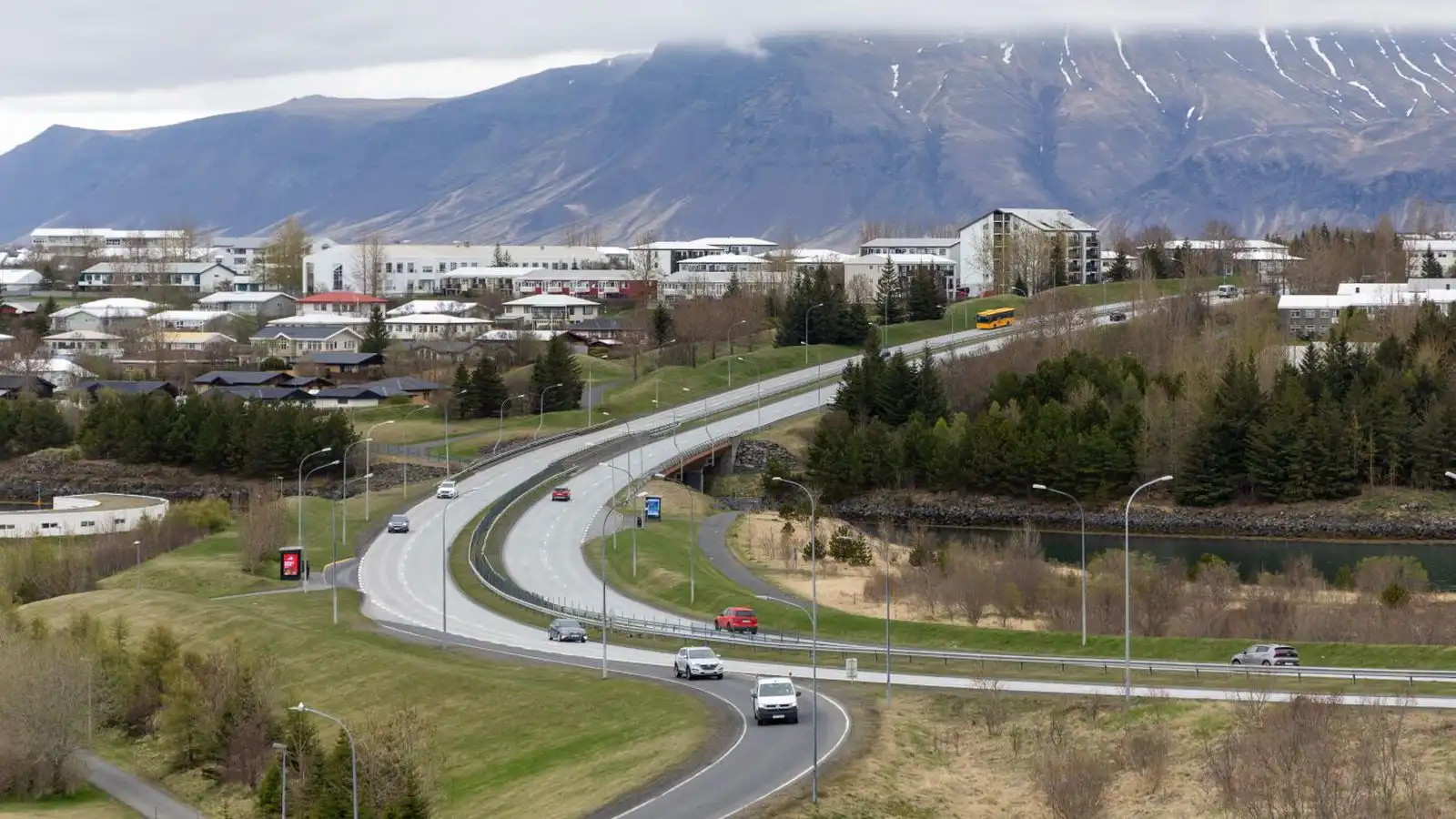 Fluttur til að­hlynningar eftir um­ferðar­slys - Vísir