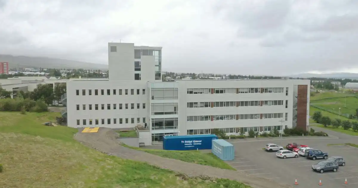 Flytja aftur út sökum myglu
