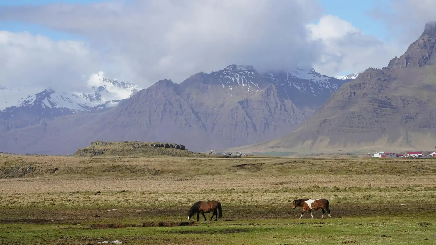 Fólk hvatt til að fylgjast vel með veðurspám næstu daga - DV