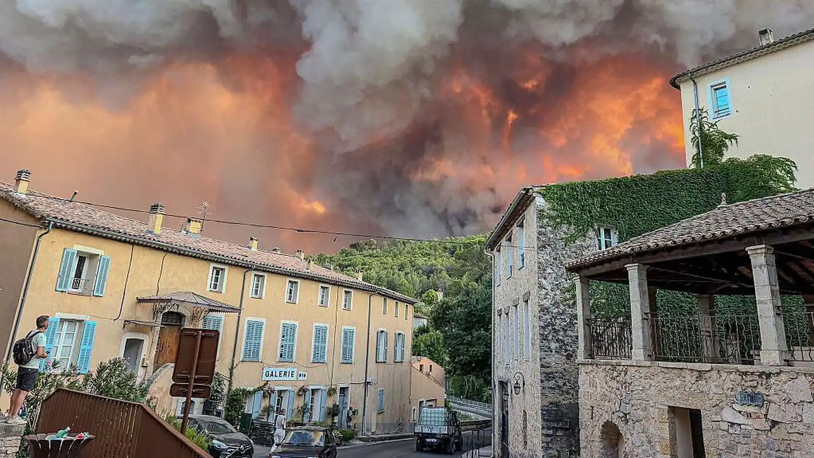 Fólki gert að yfir­gefa heimili sín í út­hverfum Bordeaux - Vísir