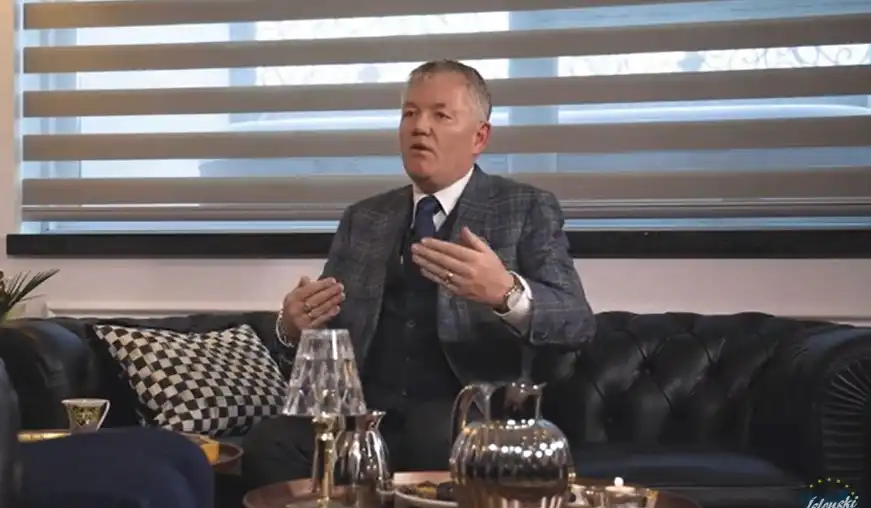 Fór í hart til að fá uppsagnarfrest dætra sinna endurgreiddan frá ríkinu - Ríkisstyrkur var nýttur til að greiða hluta launa hótelstjórans og eigandans - DV