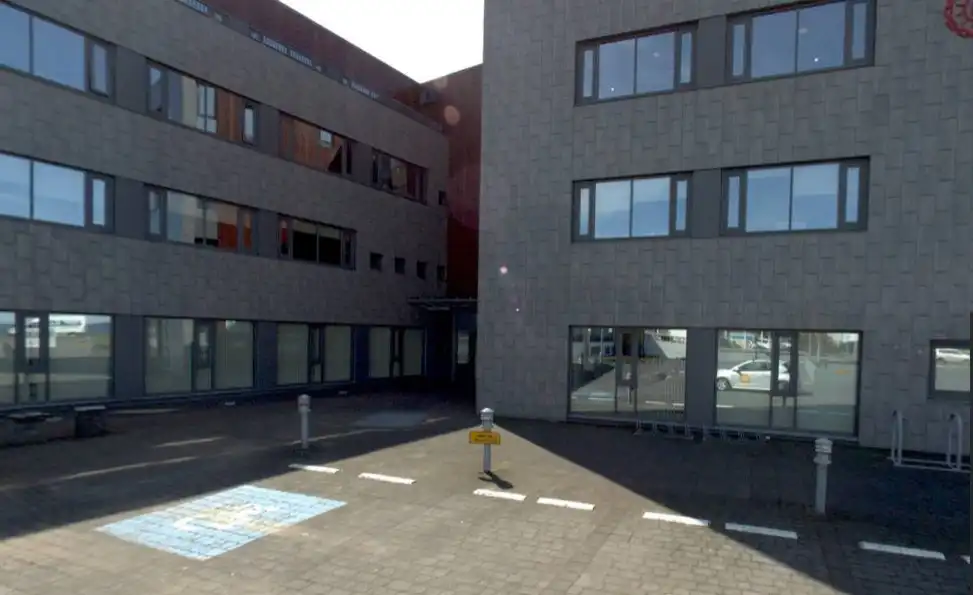 Fór í hart við annað foreldri eftir að barn hans fingurbrotnaði