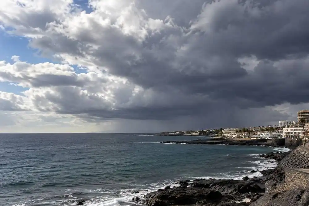 Forecasters warn of possible thunderstorms on Monday