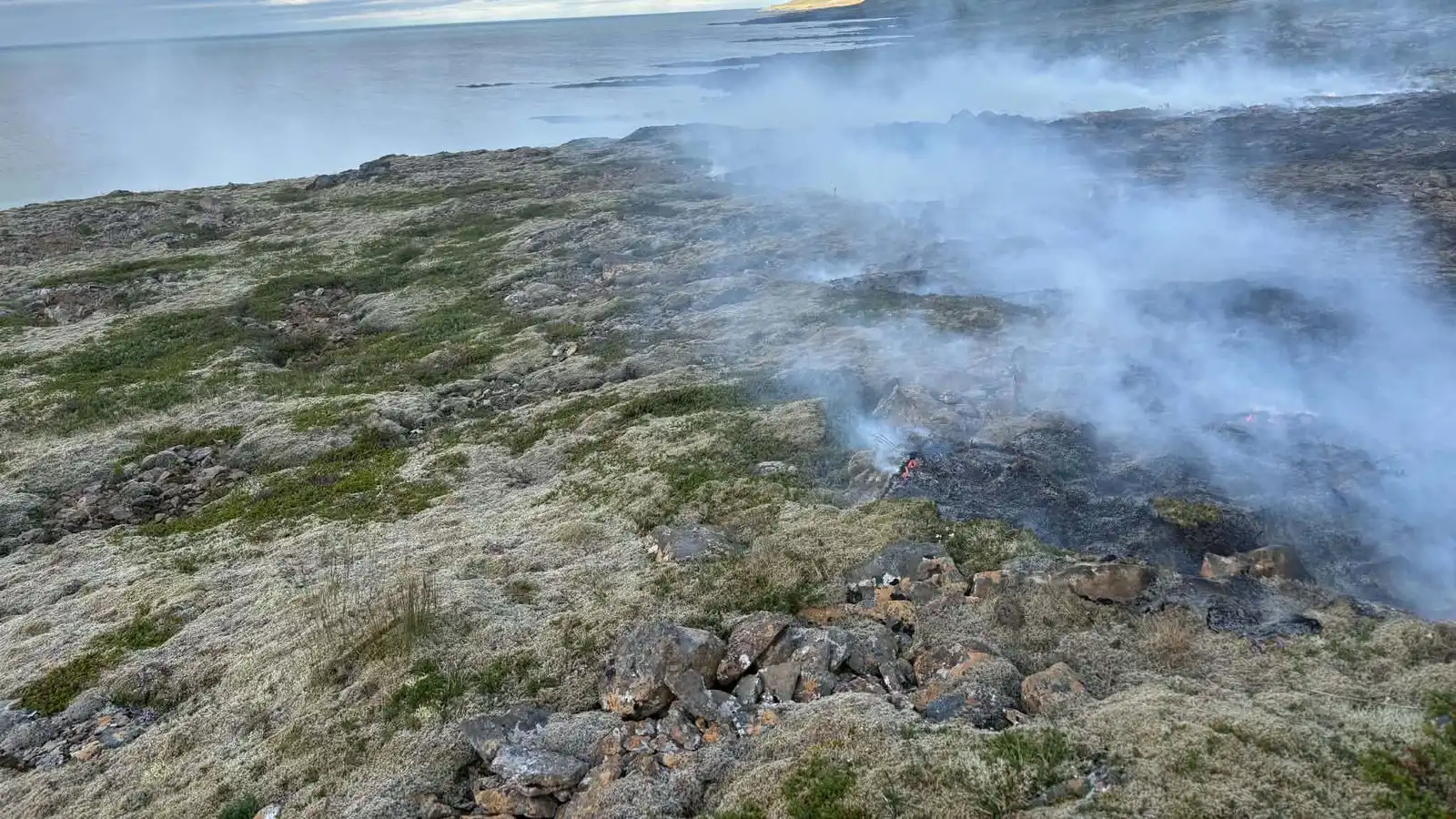 Fórnuðu gúmmí­stíg­vélunum við að slökkva sinueld á Ströndum - Vísir