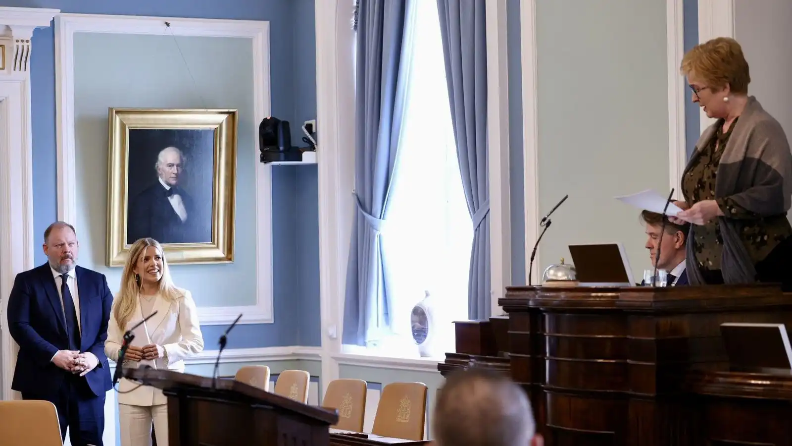 For­seti klökknaði aftur: „Of mikið til­finninga­legt á­lag“ - Vísir