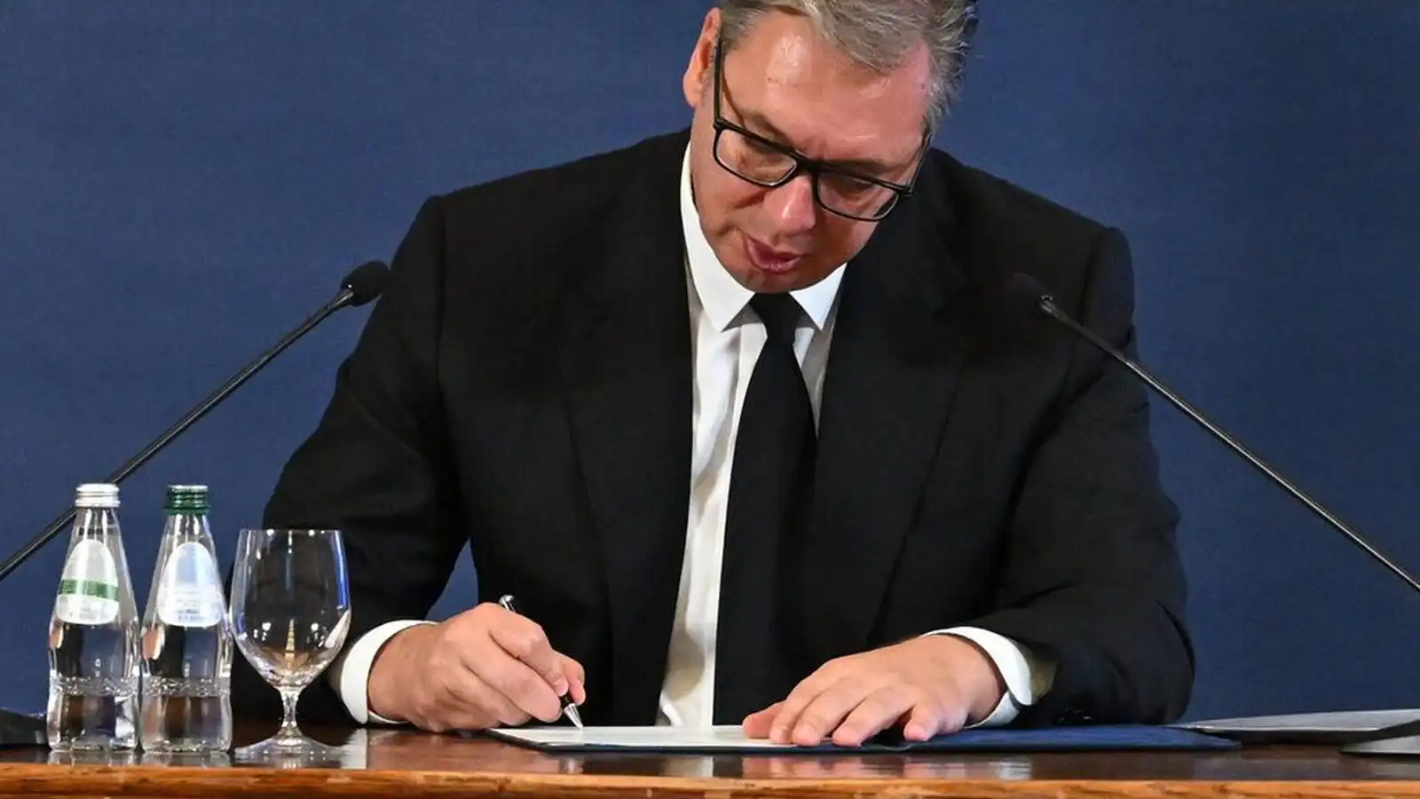 For­seti Serbíu segir af sér í skugga mót­mæla - Vísir