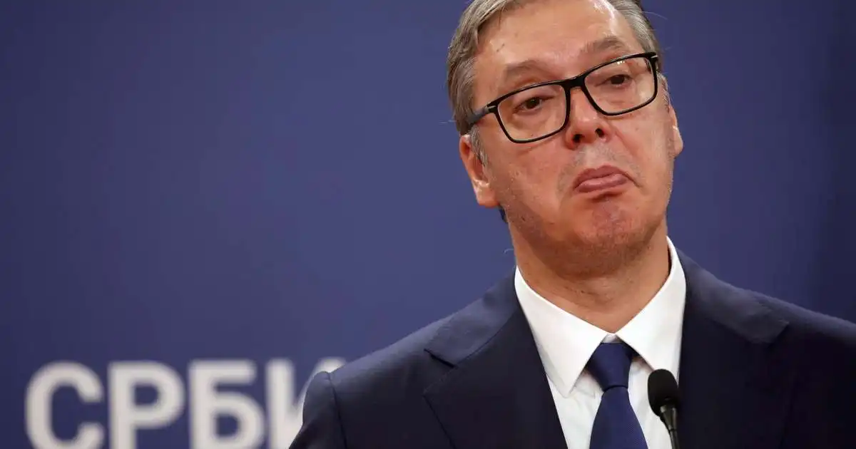 Forseti Serbíu segir af sér
