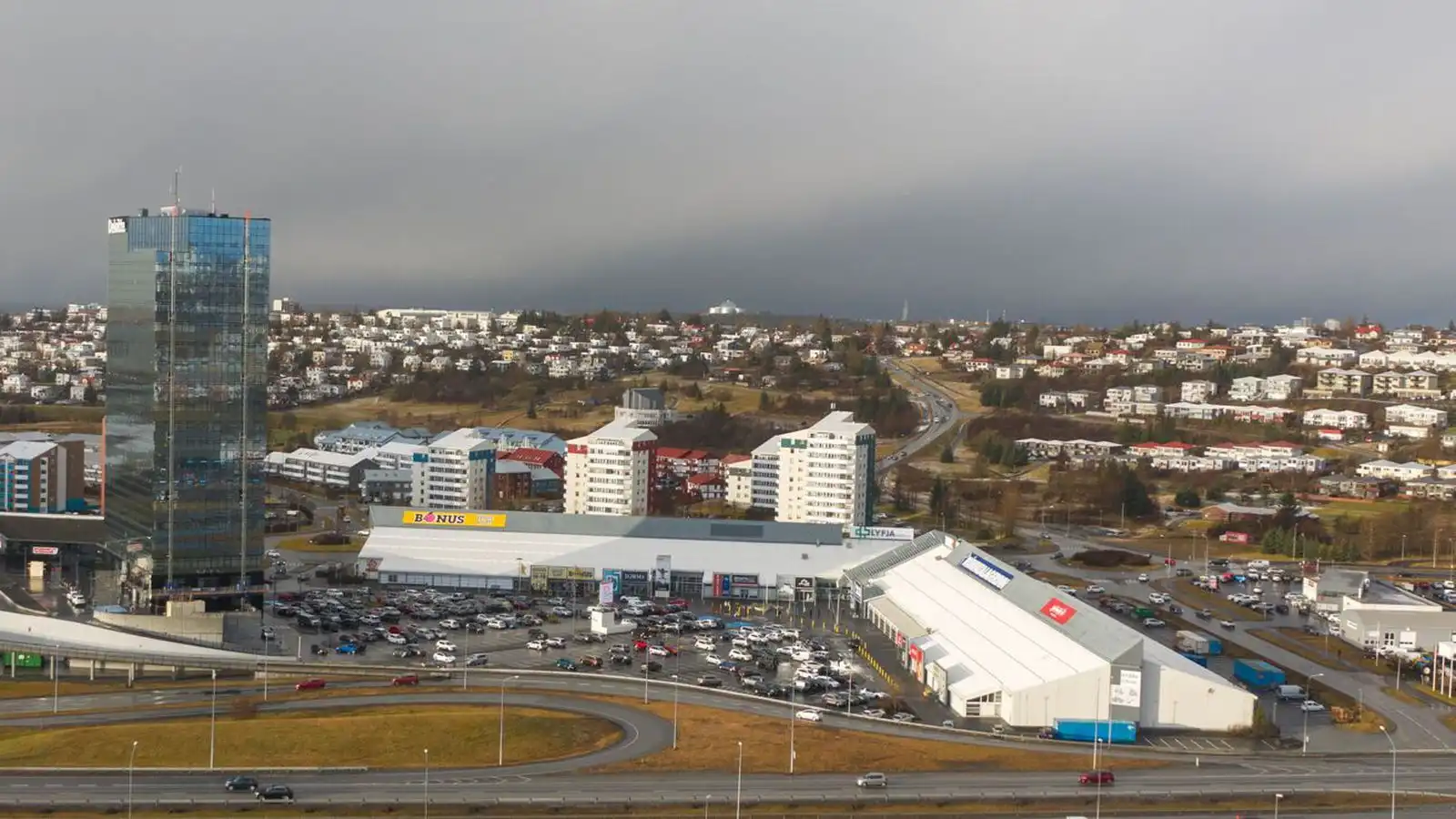Fræsa og mal­bika Reykja­nes­braut við Smára­lind í kvöld - Vísir