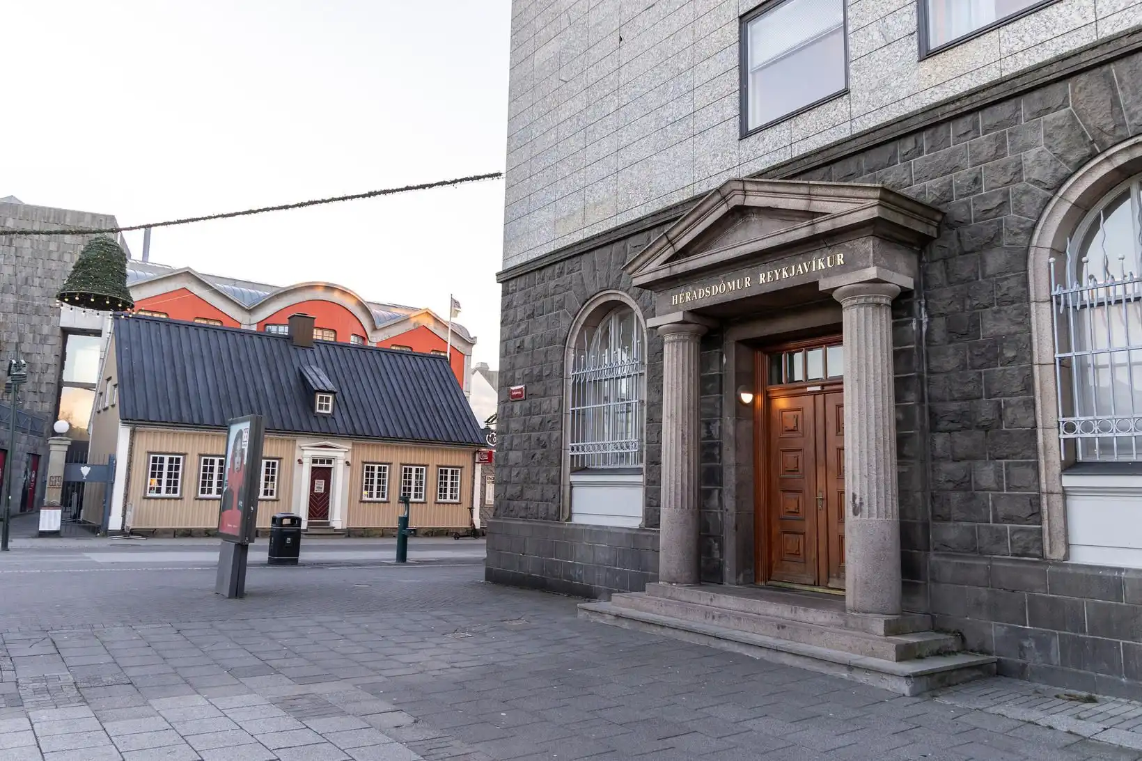 Framlengja gæsluvarðhald yfir fimmmenningunum - MBL.IS