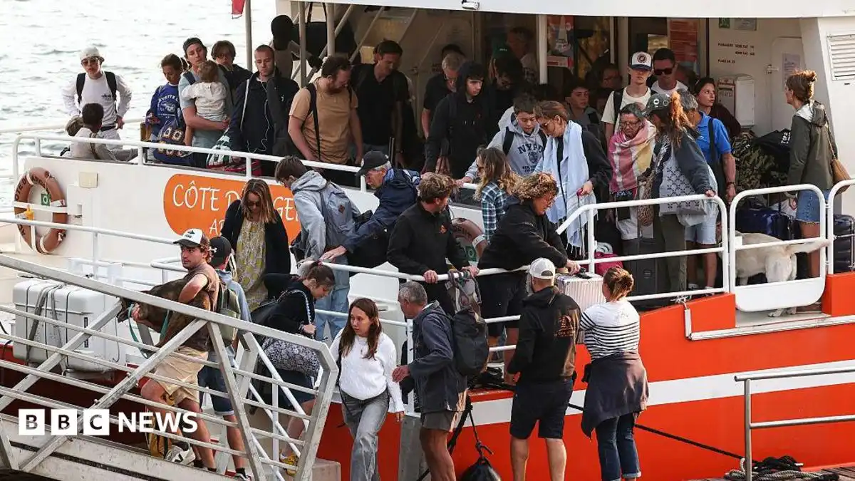 France orders evacuation of Cap Ferret peninsula as hundreds flee wildfires