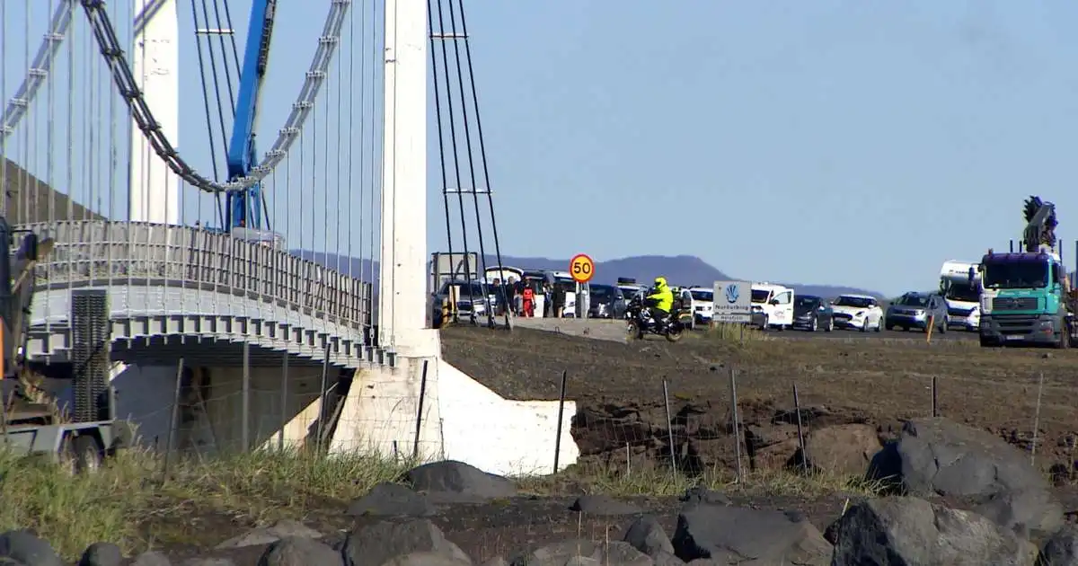 Fresta vinnu við brúna yfir Jökulsá fram á vor