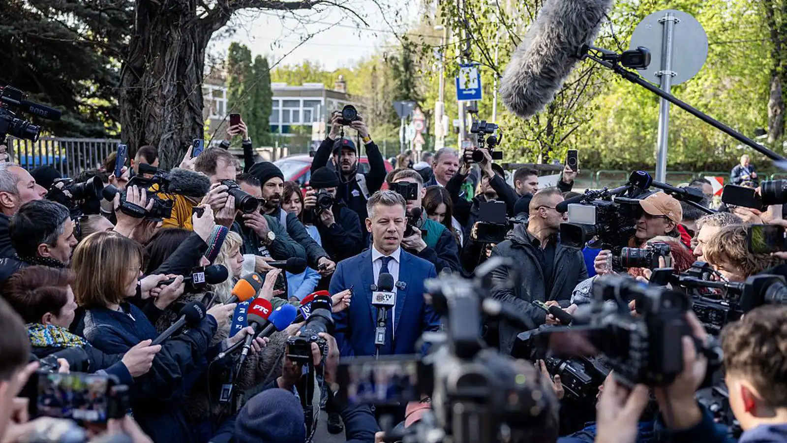 Fréttaútsending stöðvuð til að upp­ræta á­róður Orbáns - Vísir