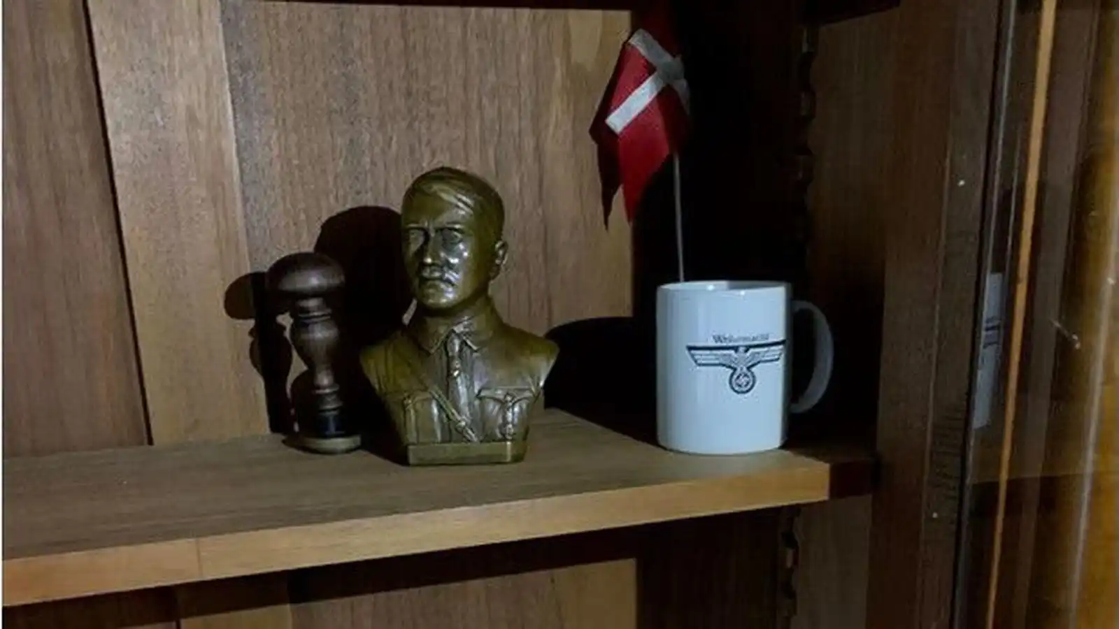 Fundu 31 byssu, Hitler-brjóstmynd og danskan fána - Vísir