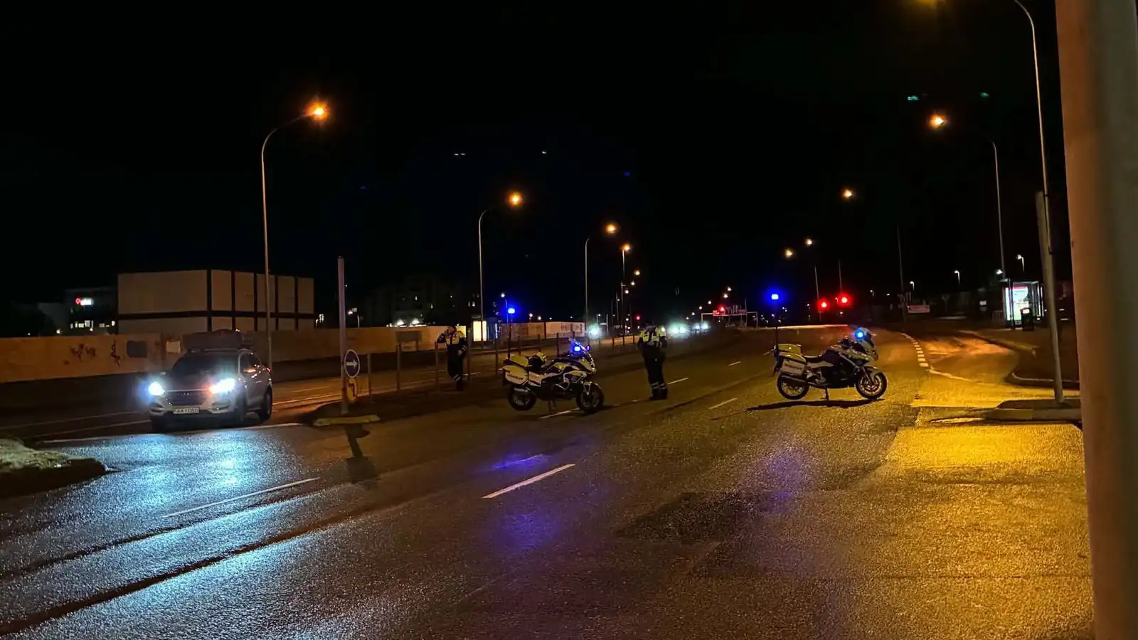 Fundu mikið magn vímu­efna og peninga við leit - Vísir