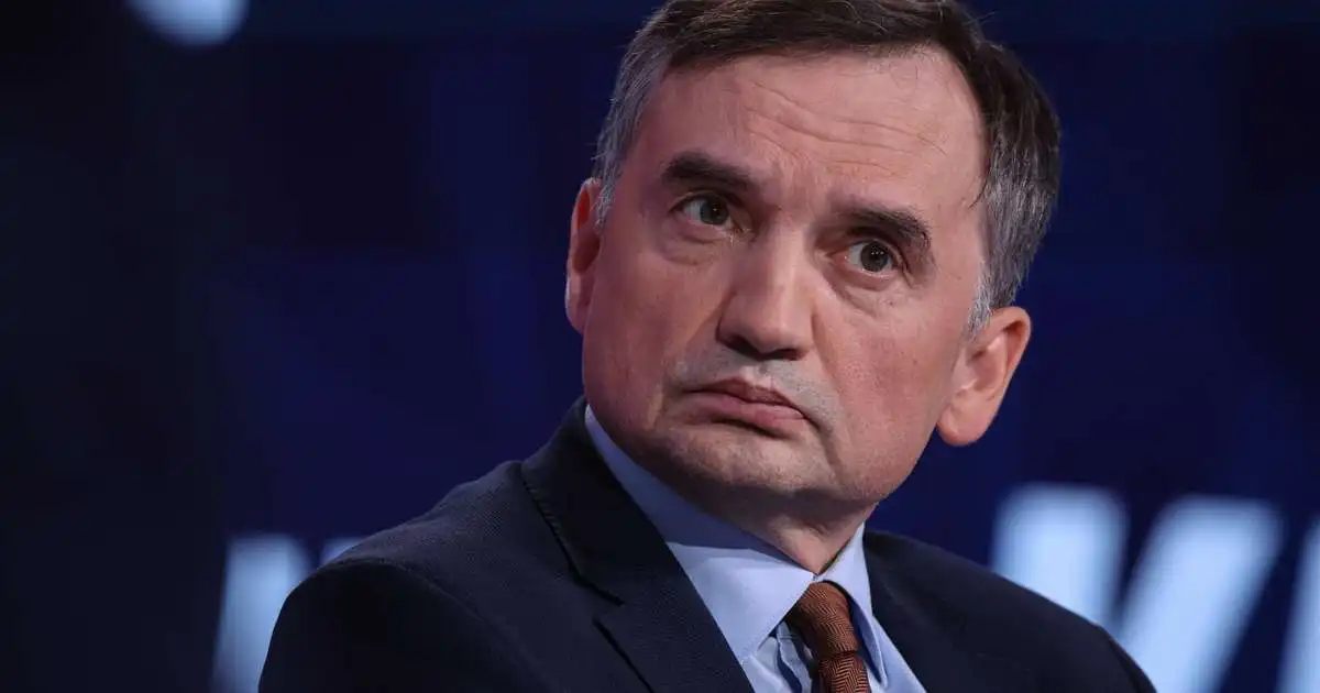 Fyrrverandi dómsmálaráðherra á flótta