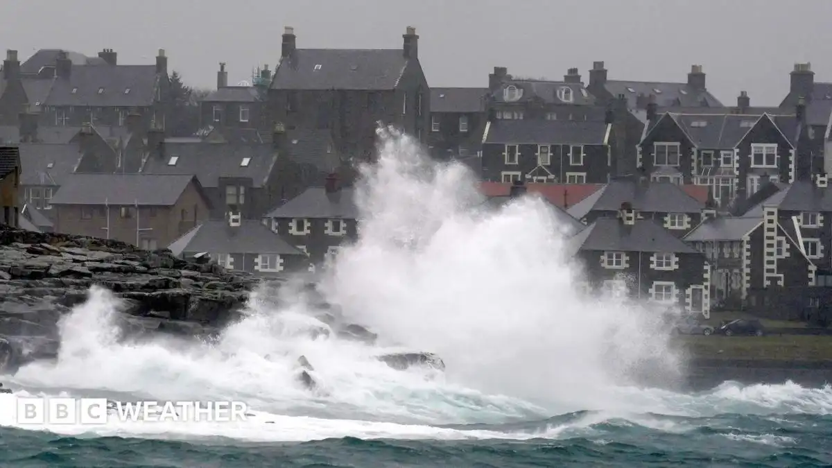 Gales and heavy rain forecast for UK as Met Office wind warning issued