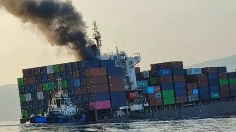 Gámaskip sekkur eftir að hafa siglt á tundurdufl í Hormuz-sundi