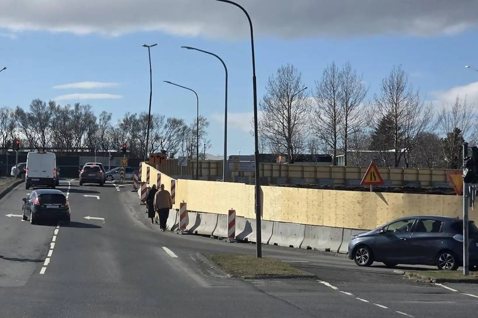 Gangandi umferð þrýst út í bílagötu - MBL.IS
