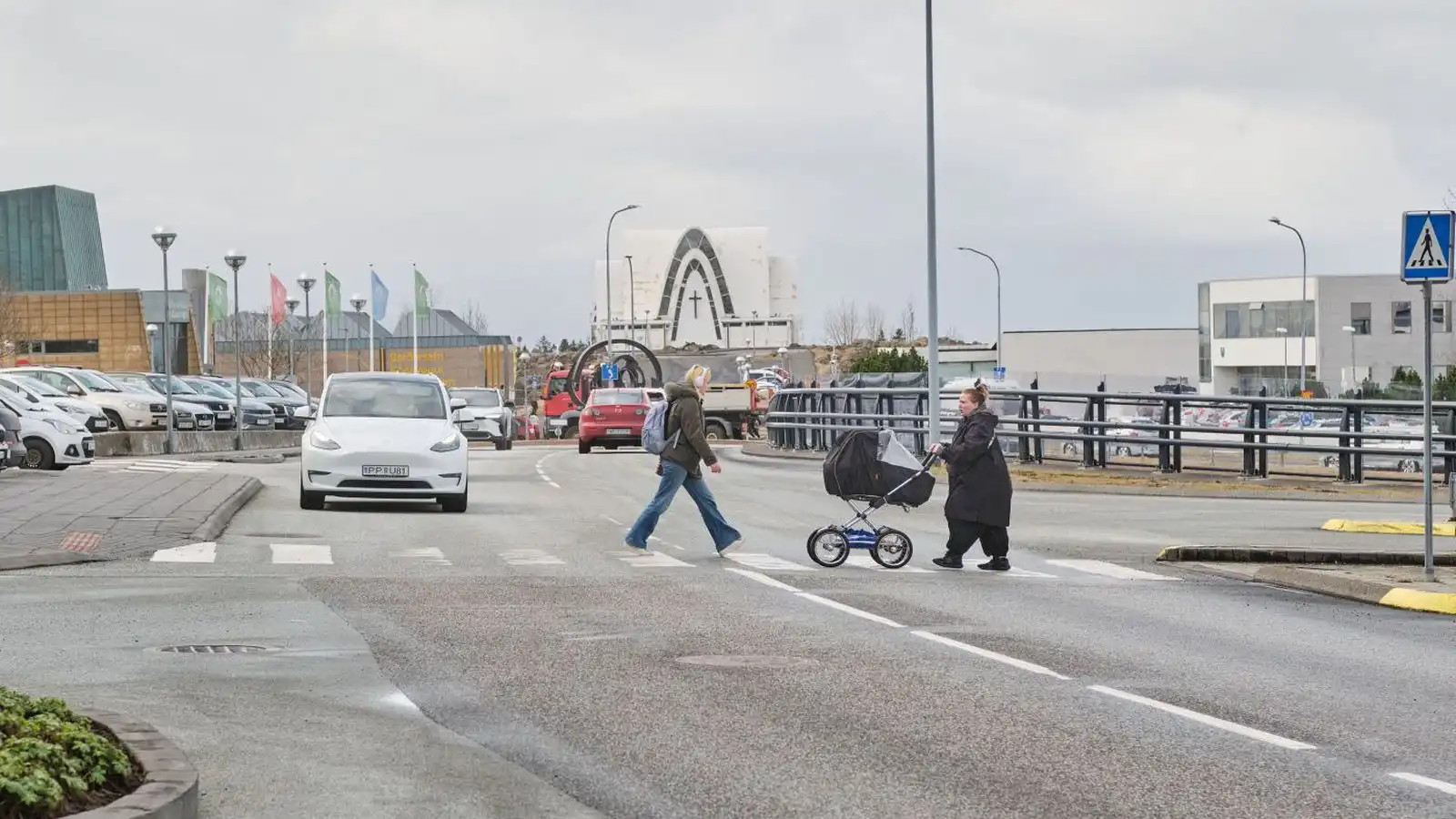 Gekk um með bar­efli öskrandi og ógnaði - Vísir