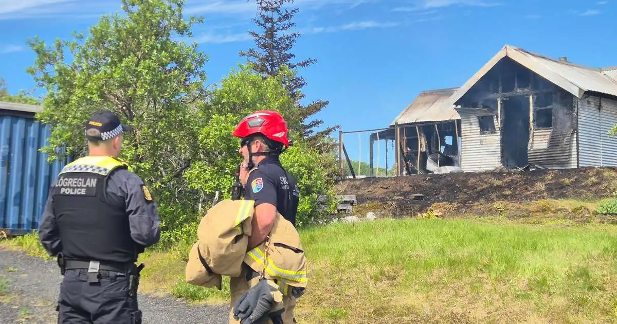 Gekk vel að ráða niðurlögum eldsins en bústaðurinn gjöreyðilagður