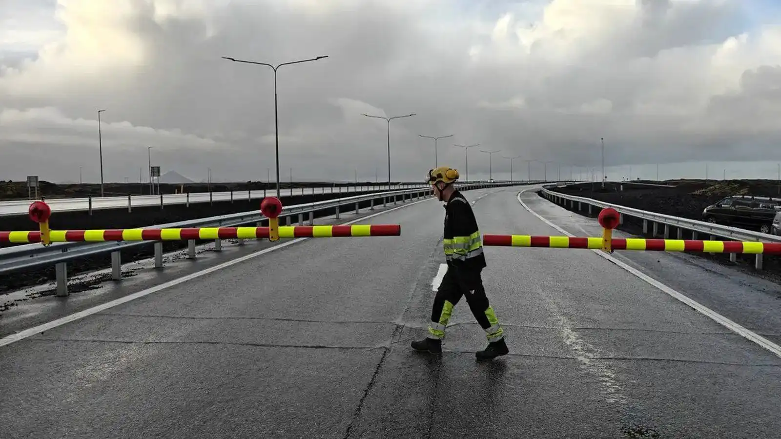 Geta nú lokað Reykja­nes­brautinni með fjar­stýringu - Vísir