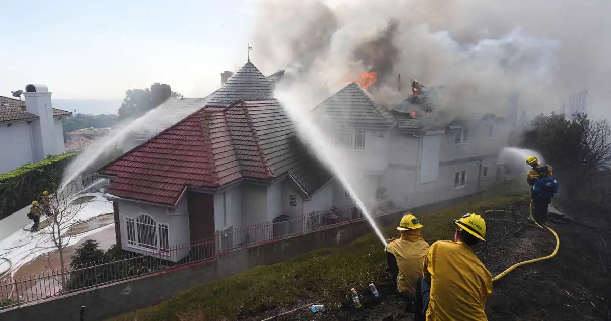 Glæsihýsi brenna í gróðureldum við Los Angeles