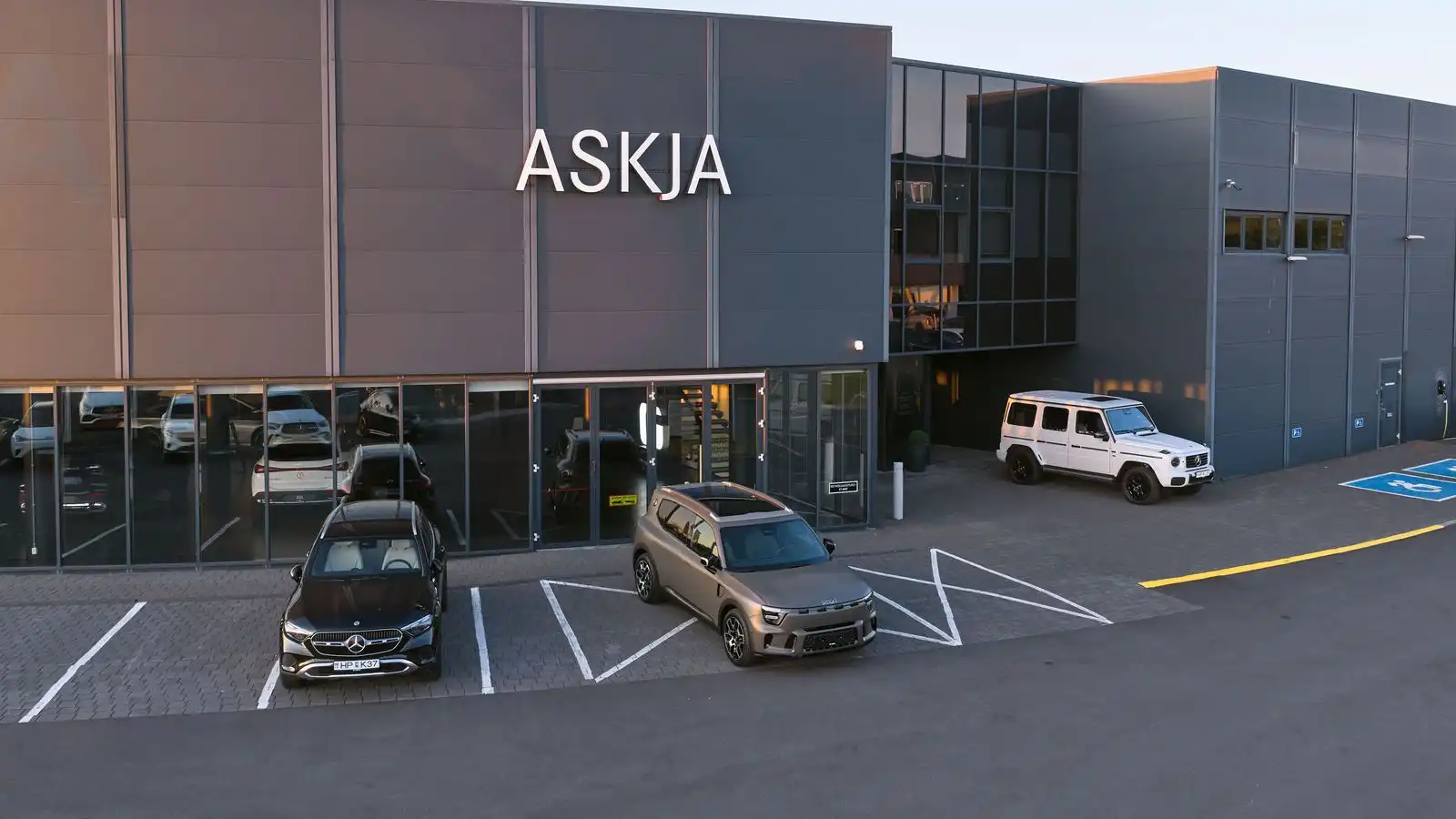 Golfkúlum rigndi yfir bílaumboð og ekki í fyrsta sinn - Vísir