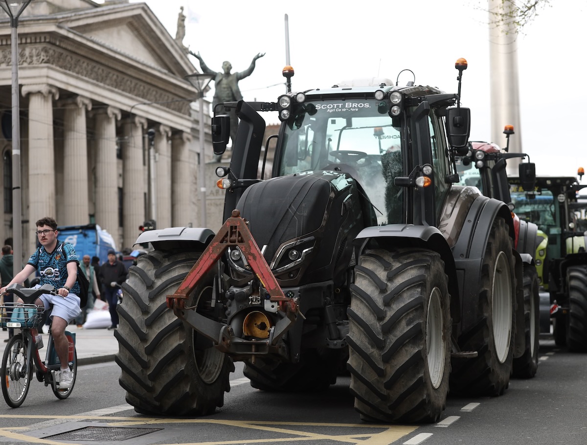 Gríðarleg mótmæli í Írlandi vegna orkukreppu og hækkandi eldsneytisverðs – 60% tollar og skattar á eldsneyti