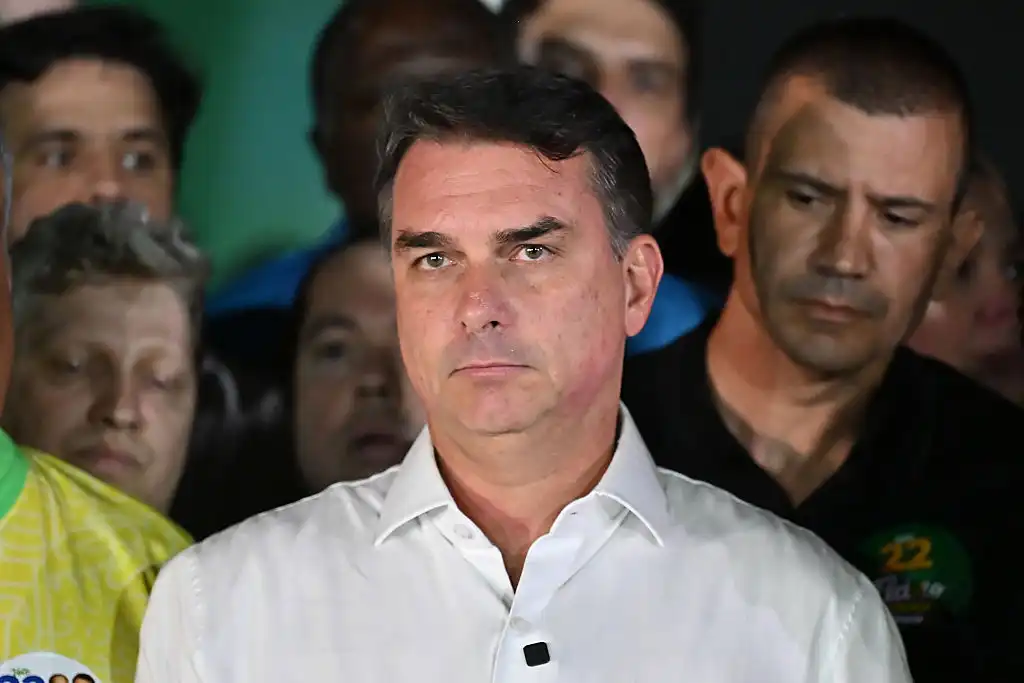 Gruna að Flavio Bolsonaro sé flúinn úr landi – Grunaður um peningaþvætti