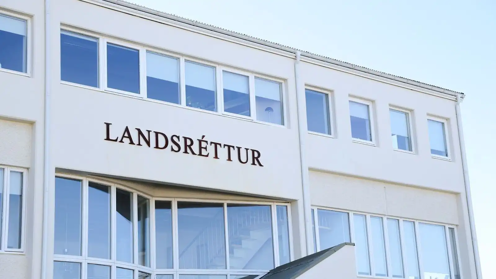 Grunaður barnaníðingur gengur laus - Vísir