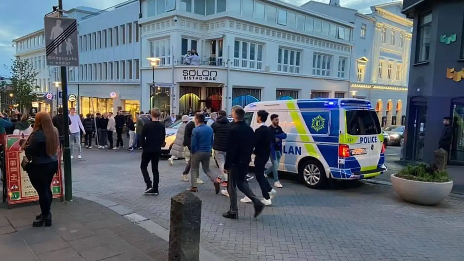 Grunaður um að ráðast á dyra­verði - Vísir