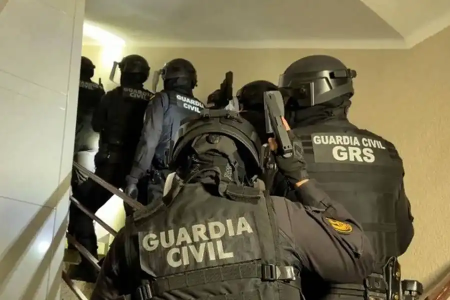 Guardia Civil arrest bank scam gang in the Canary Islands accused of stealing more than €1 million