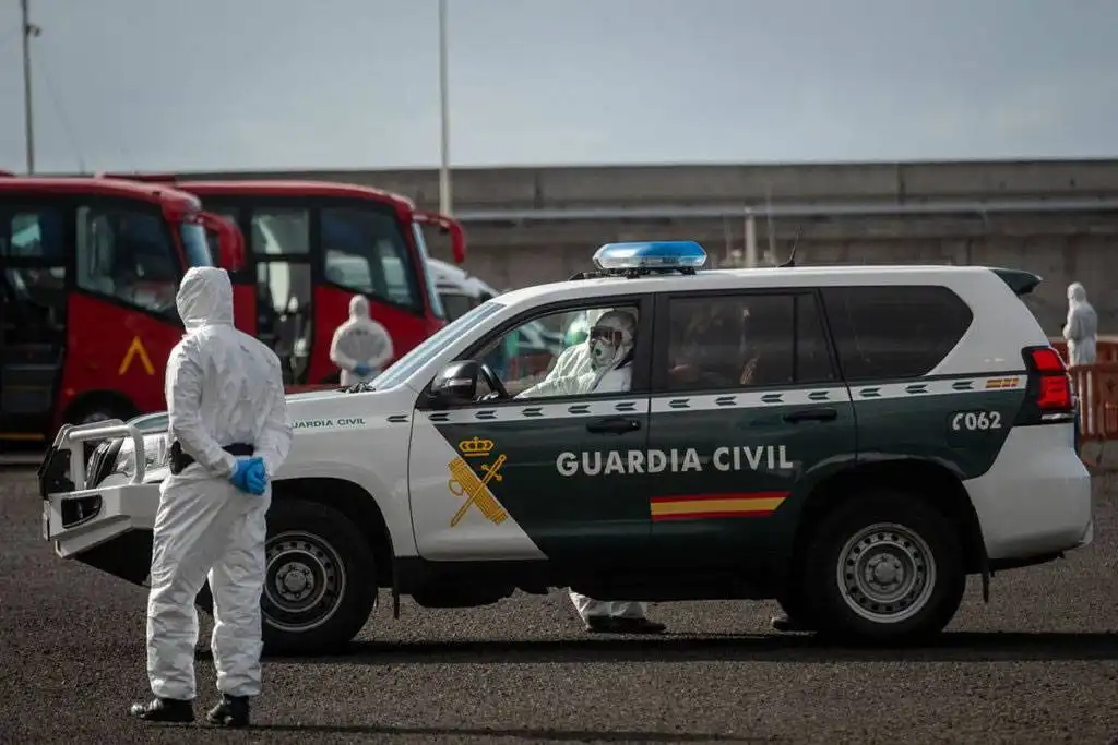 Guardia Civil officer collapses and dies of a heart attack during cruise ship operation in Tenerife