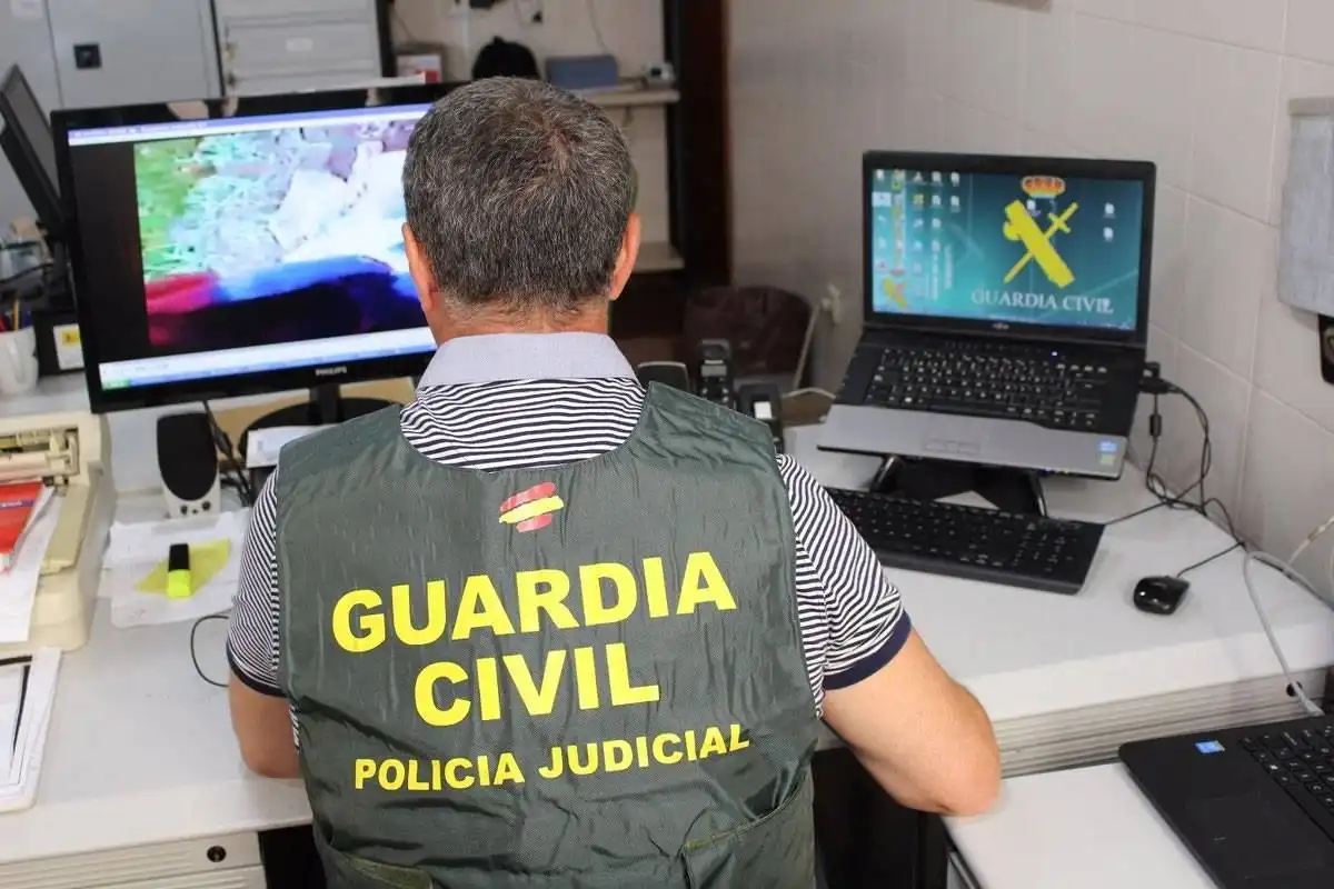 Guardia Civil officer jailed in Tenerife for misusing police databases to spy on ex-partners