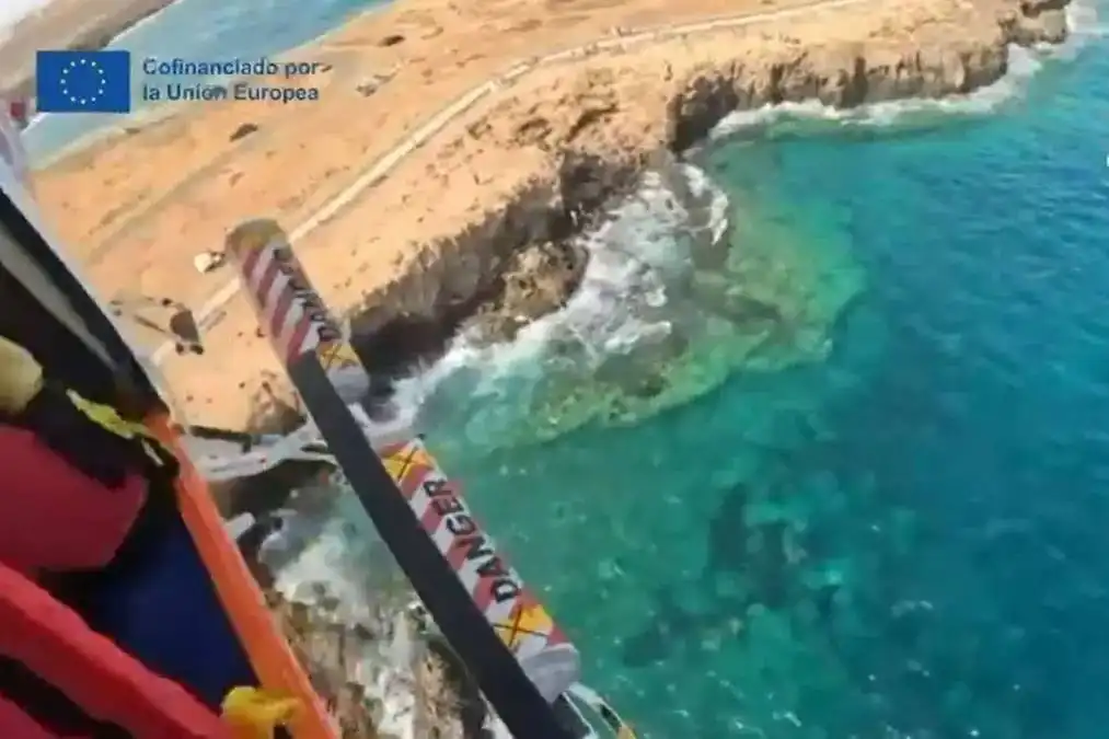 Guardia Civil officers rescue teenager from sea at natural pools in Fuerteventura