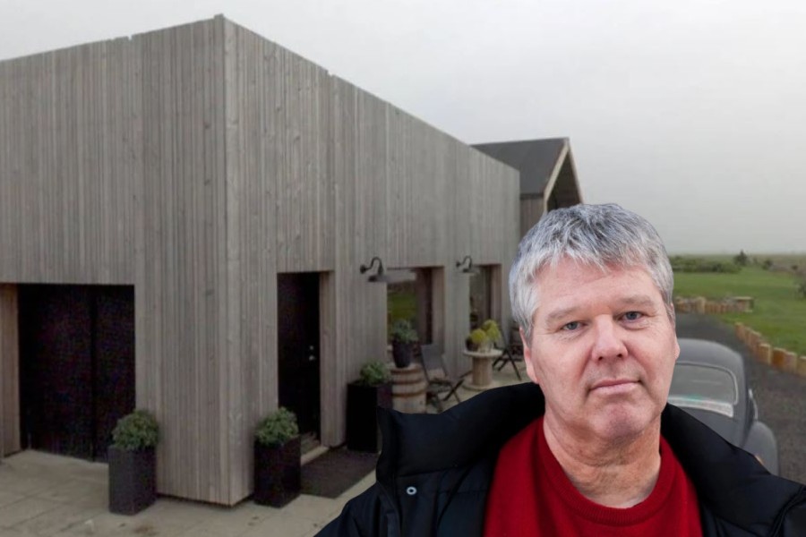 Guðmundur Andri ósáttur partístandið í Hlöðunni – Bassadrunur, kassagítargaul og ölvað fólk ráfandi um