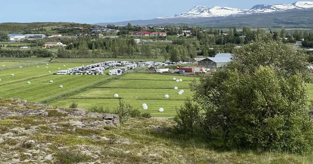 Hæð dælir til okkar mjög röku og hlýju lofti