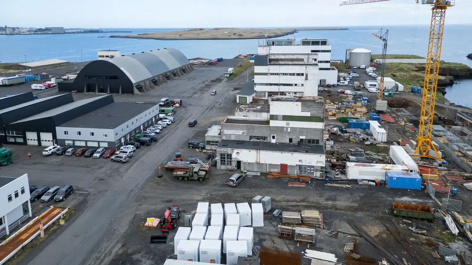 Hæg breyti­legt átt en hiti allt að fimm­tán stig - Vísir