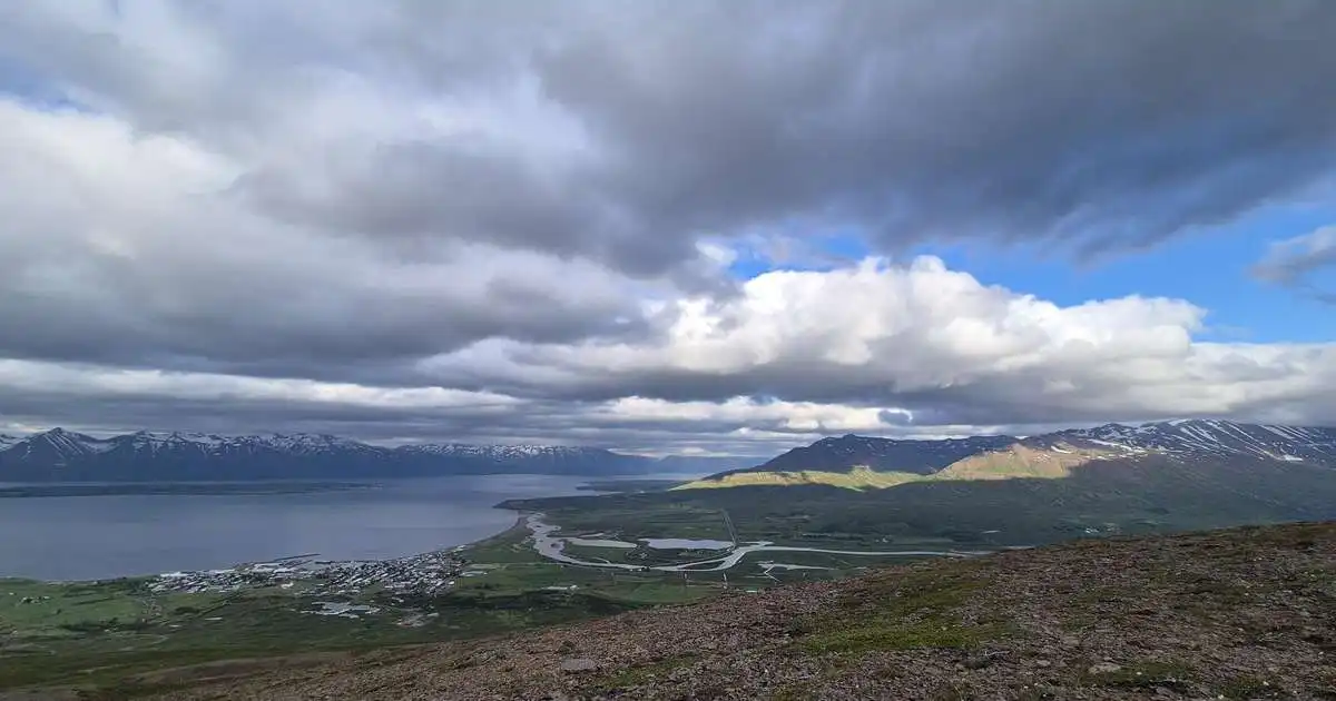Hægur vindur og skýjað víðast hvar
