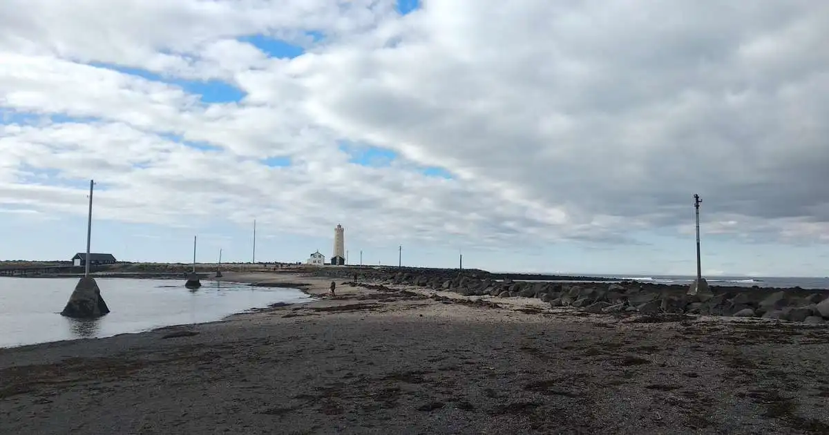 Hægviðri með lítilsháttar vætu