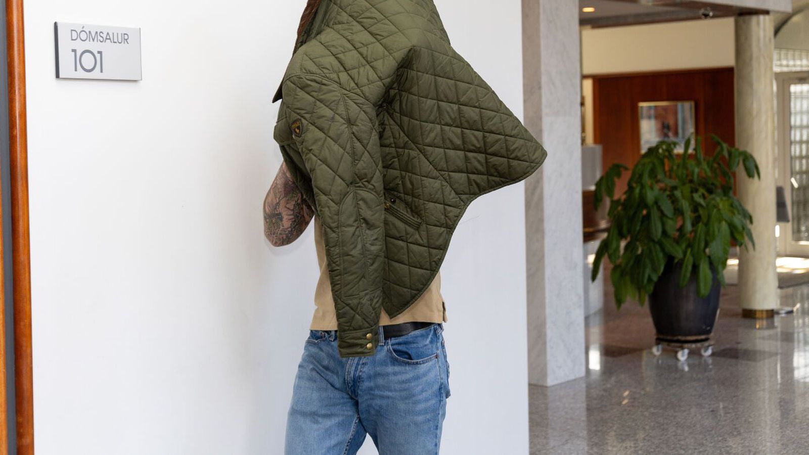 Hafi flestir verið að gera fé­lögum greiða þegar þeir tóku við efnum í sófa og morgunkornskössum - Vísir