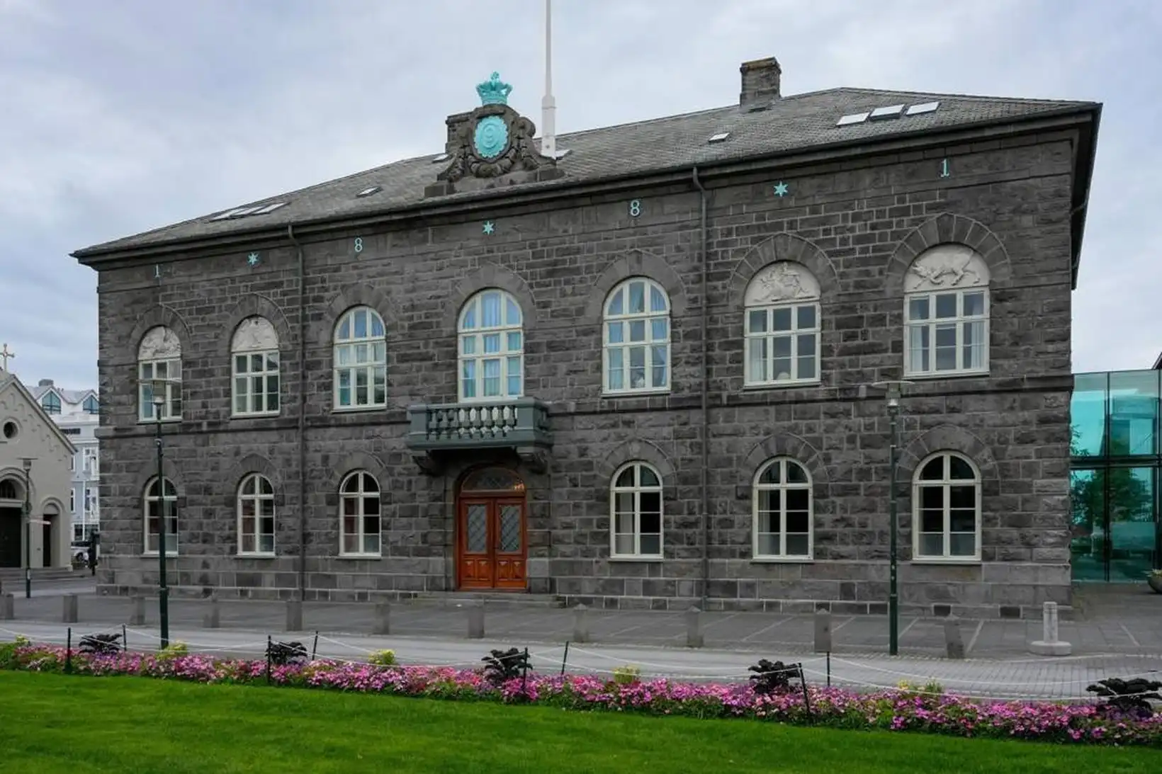 Halda mótmælum áfram fyrir utan húsið - MBL.IS