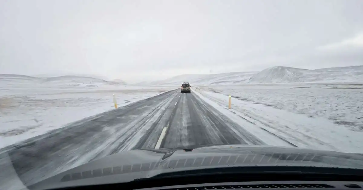 Hálka og snjóþekja á vegum