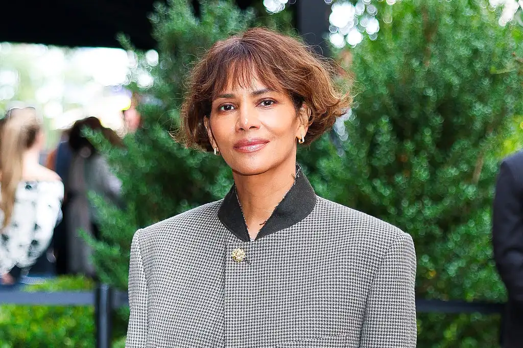 Halle Berry sökuð um að taka son sinn hálstaki