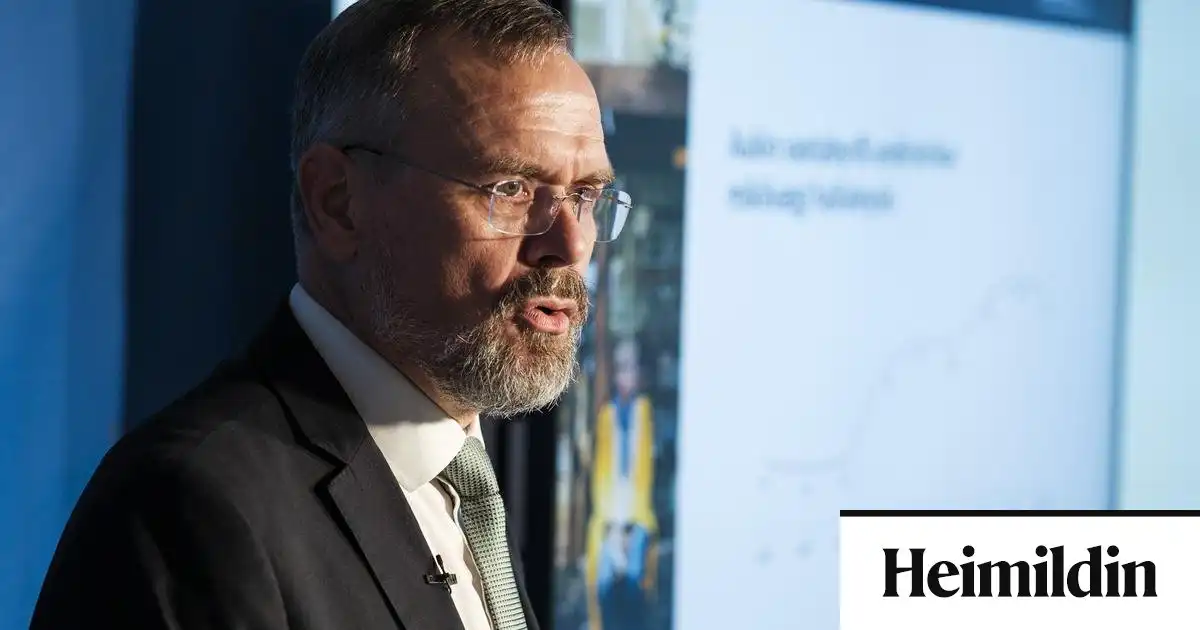 Halli ríkissjóðs jókst um tíu milljarða milli ára