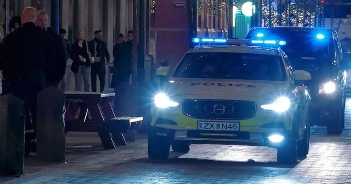 Handtóku mann sem reyndist hvort tveggja vopnaður og eftirlýstur