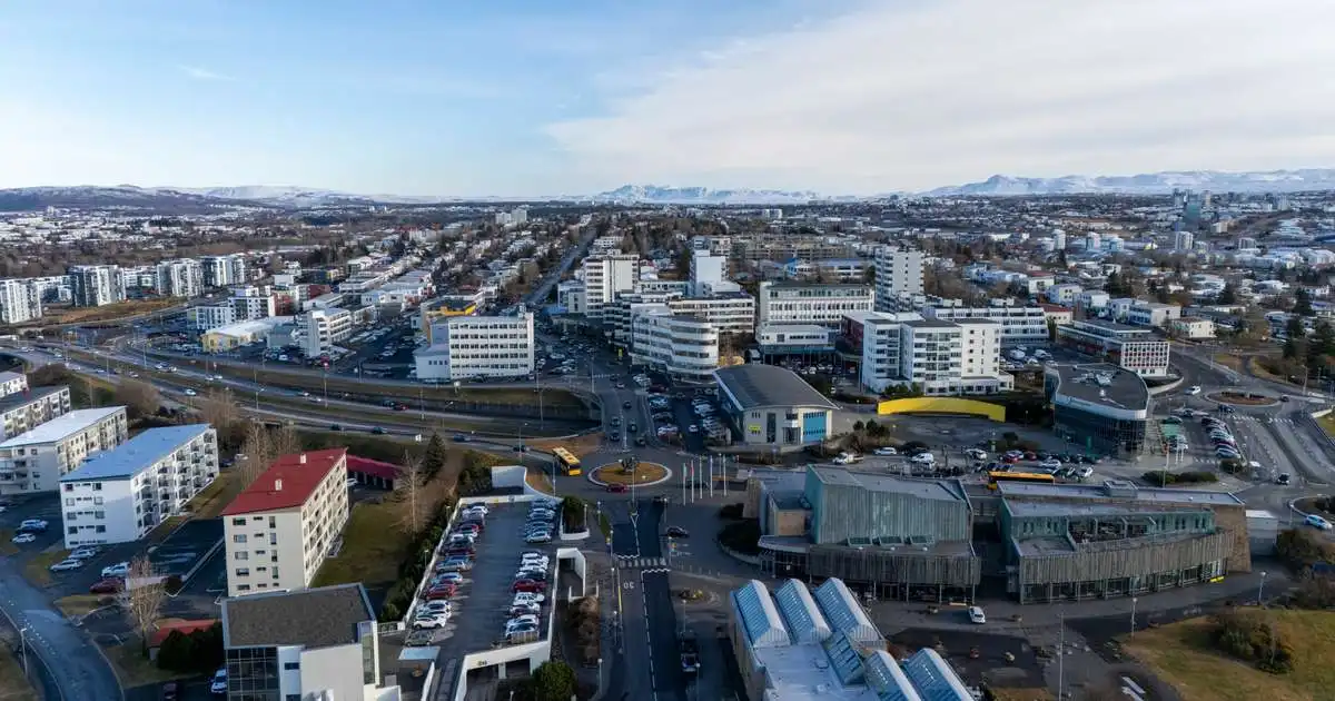 Handtóku öskrandi mann sem gekk um með barefli
