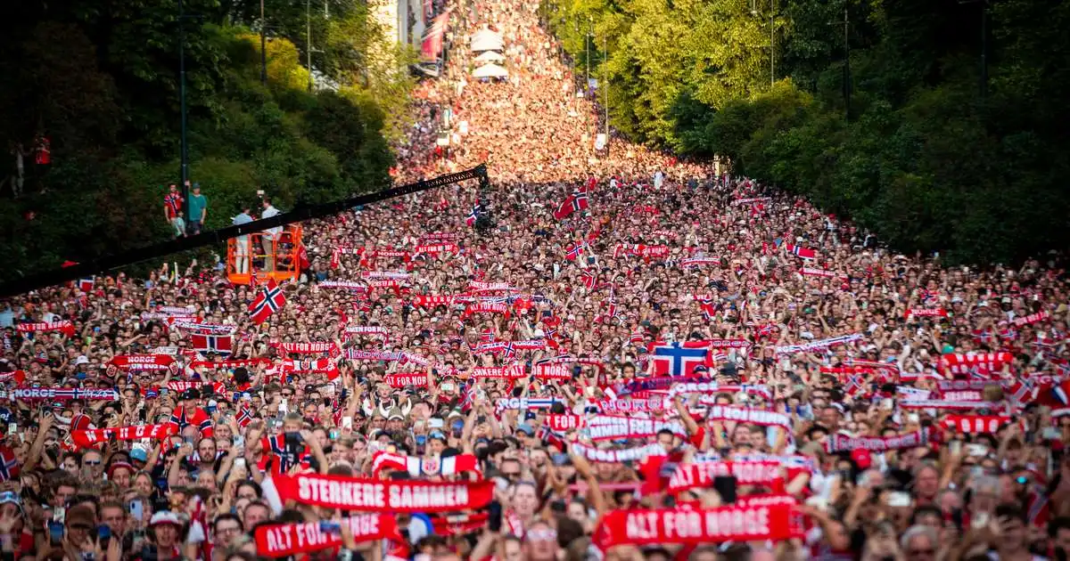 Hátt í 160 þúsund hylltu norska landsliðið við konungshöllina