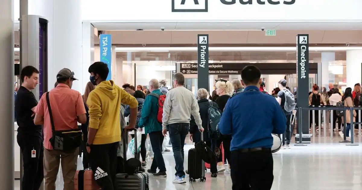 Heilbrigðisyfirvöld hyggjast skima farþega við ebólu