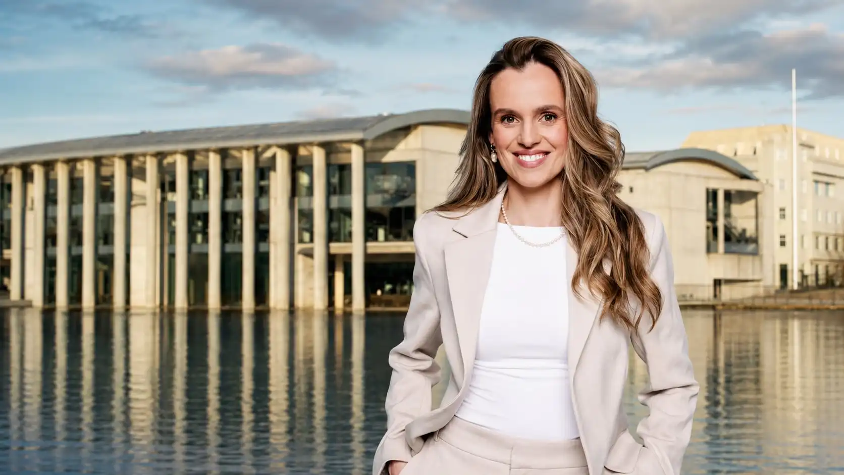 Hildur lét verkin tala – loksins skorið niður í Ráðhúsinu